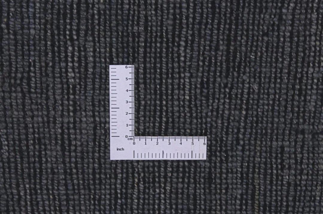 Un tapis Gabbeh noué à la main originaire d'Afghanistan dans des tons bleus profonds.