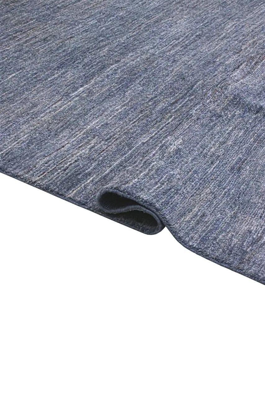 Un tapis Gabbeh noué à la main originaire d'Afghanistan dans des tons bleus profonds.