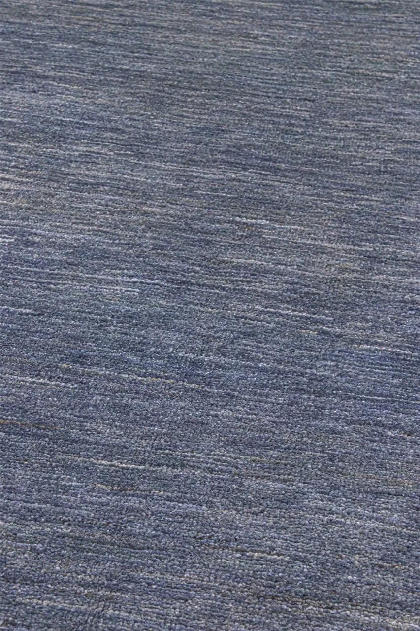 Un tapis Gabbeh noué à la main originaire d'Afghanistan dans des tons bleus profonds.