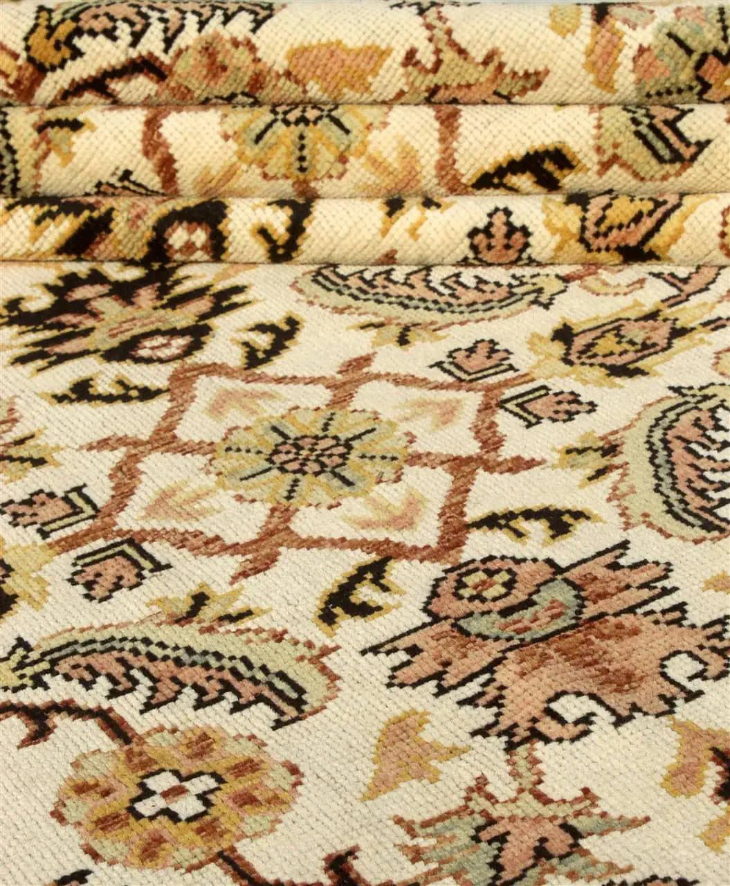 Un covor Kazak înnodat manual din Afganistan, prezentând un model clasic bej și multicolor.