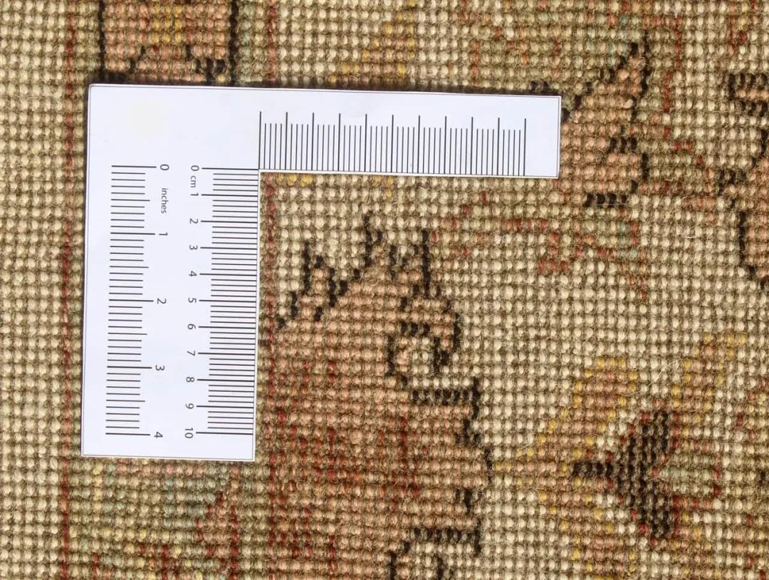 Un covor Kazak înnodat manual din Afganistan, prezentând un model clasic bej și multicolor.