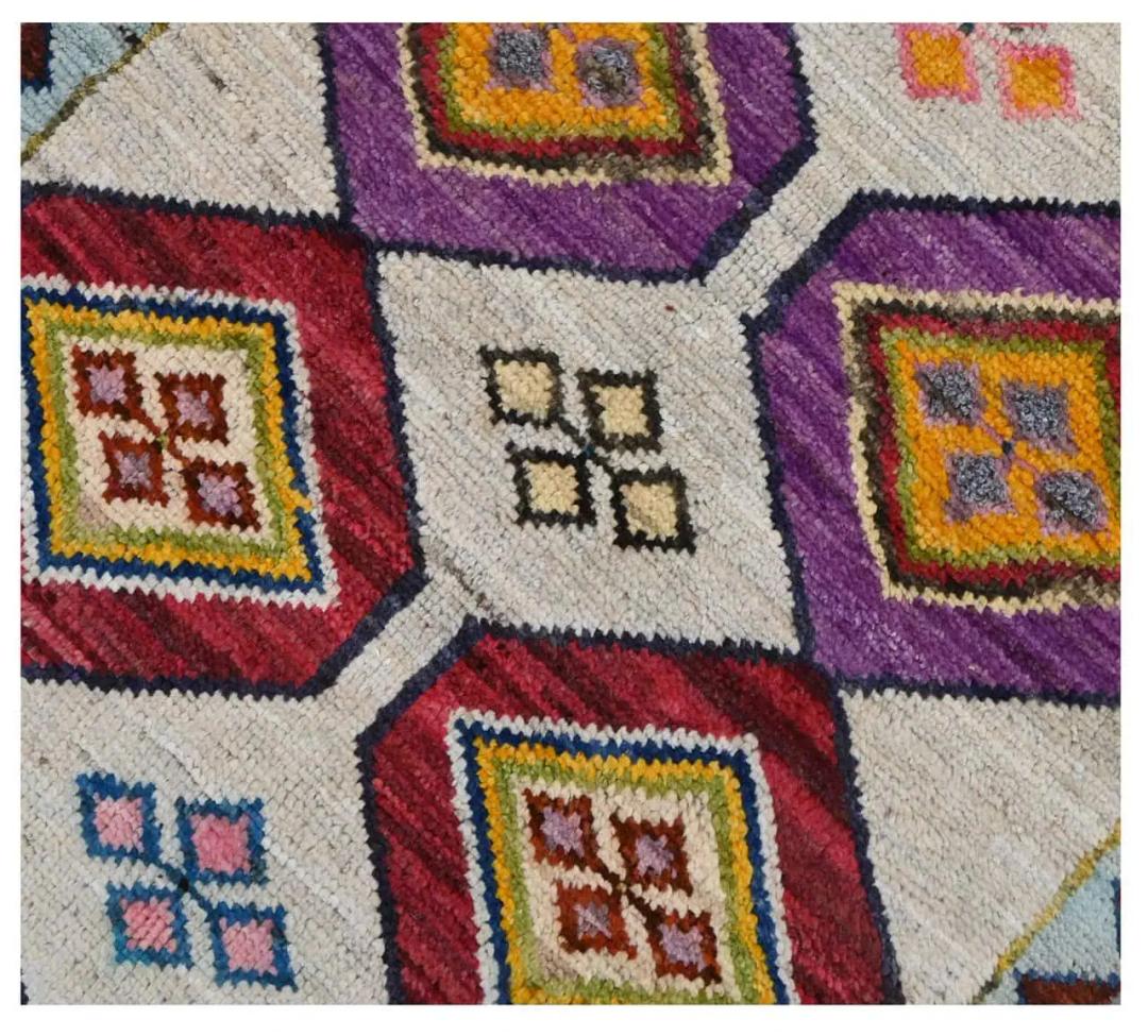 Håndknyttet løber fra Afghanistan med levende geometriske mønstre i flerfarvet uld.