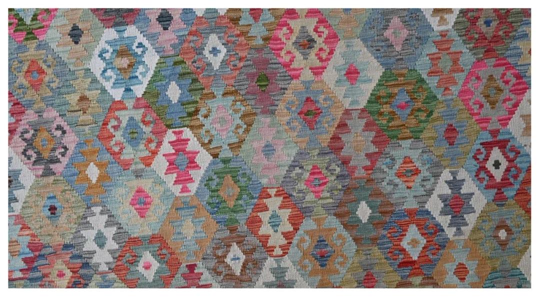 Un grand tapis rectangulaire Kelim Afghan présentant un motif de losanges multicolores avec des dessins géométriques traditionnels