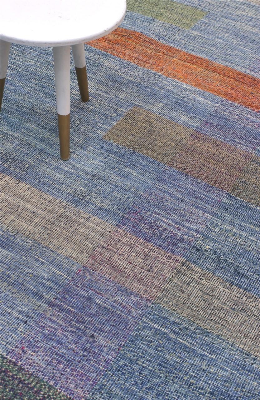 Håndvævet Kelim-tæppe fra Afghanistan med et moderne blåt og flerfarvet geometrisk design.