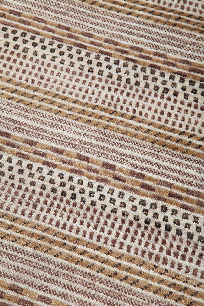 Een rechthoekig Afghaans Gabbeh Modern tapijt met een beige en bruin gestreept patroon.