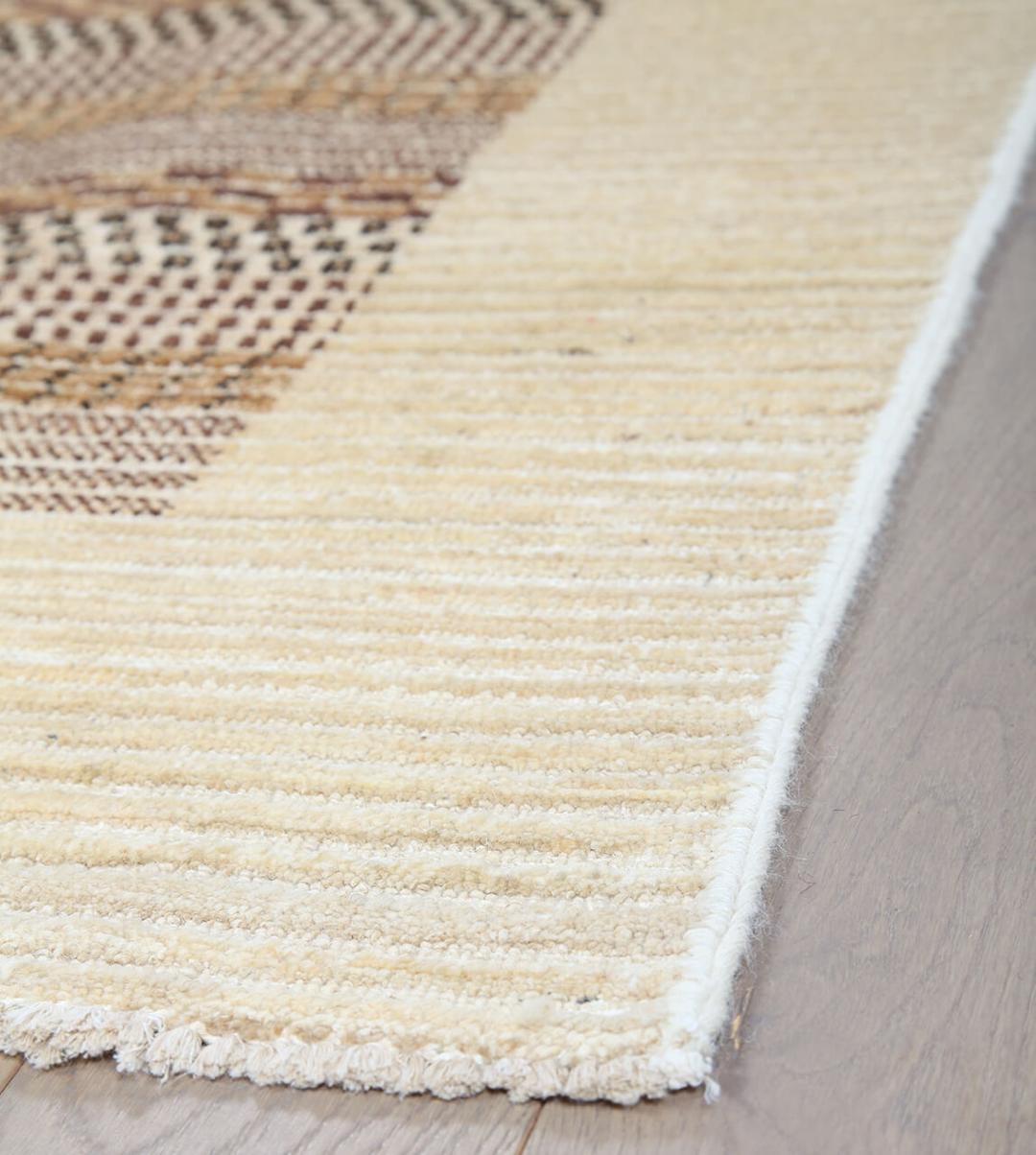 Een rechthoekig Afghaans Gabbeh Modern tapijt met een beige en bruin gestreept patroon.