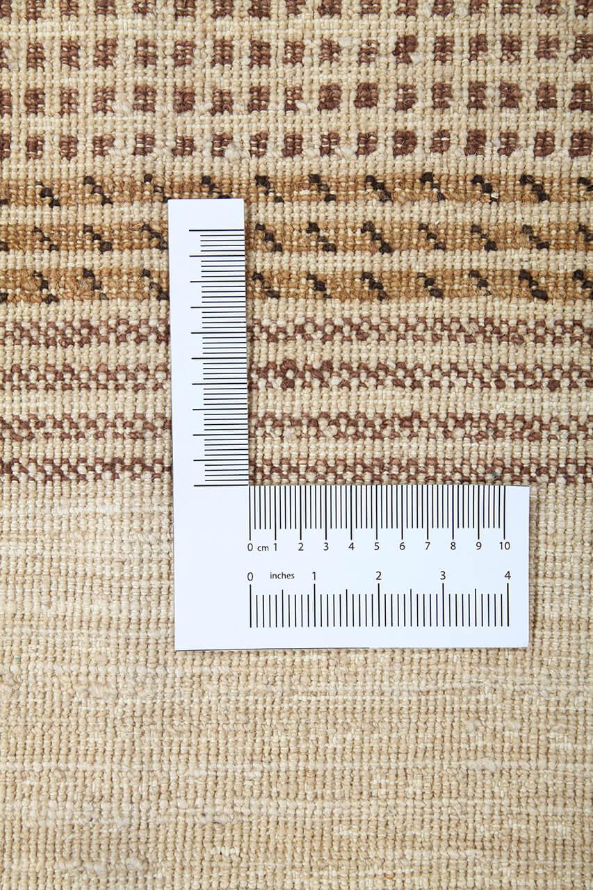 Een rechthoekig Afghaans Gabbeh Modern tapijt met een beige en bruin gestreept patroon.