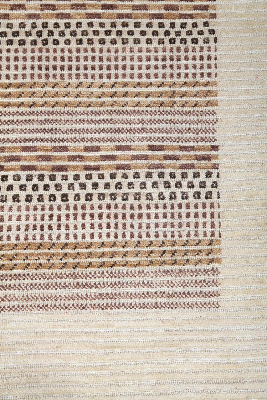Een rechthoekig Afghaans Gabbeh Modern tapijt met een beige en bruin gestreept patroon.