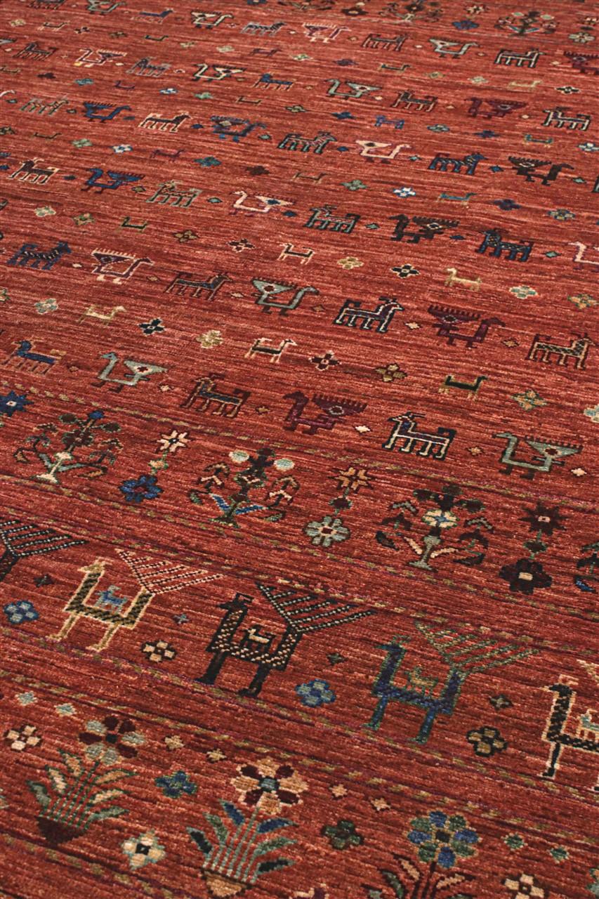 Alfombra afgana anudada a mano con motivos pictóricos de animales y flores en rojo oscuro y multicolor