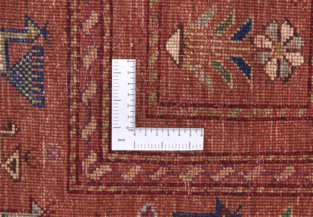 Alfombra afgana anudada a mano con motivos pictóricos de animales y flores en rojo oscuro y multicolor