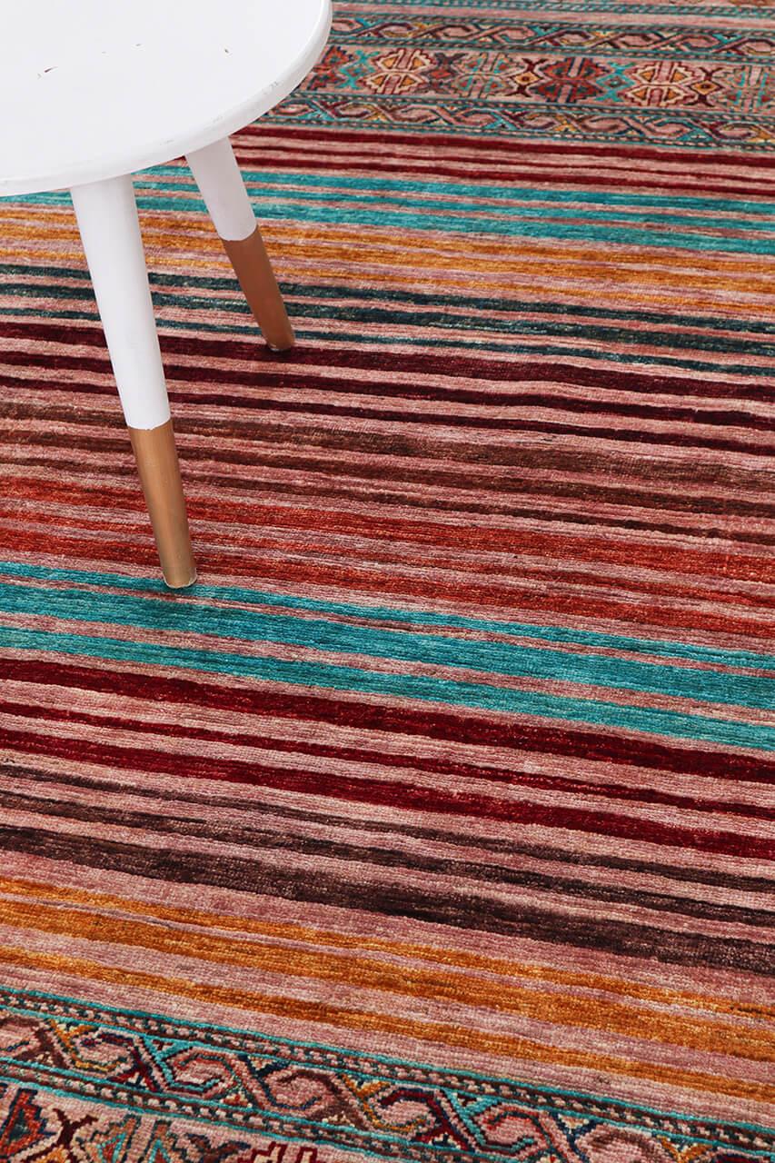 Tapis afghan fait main avec des rayures horizontales vibrantes et des motifs géométriques tribaux en laine multicolore.