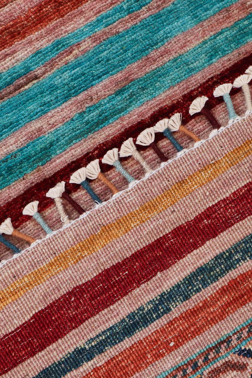 Tapis afghan fait main avec des rayures horizontales vibrantes et des motifs géométriques tribaux en laine multicolore.