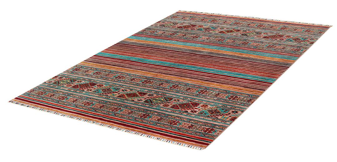 Tapis afghan fait main avec des rayures horizontales vibrantes et des motifs géométriques tribaux en laine multicolore.
