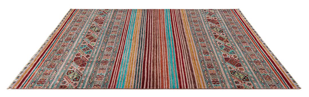 Tapis afghan fait main avec des rayures horizontales vibrantes et des motifs géométriques tribaux en laine multicolore.