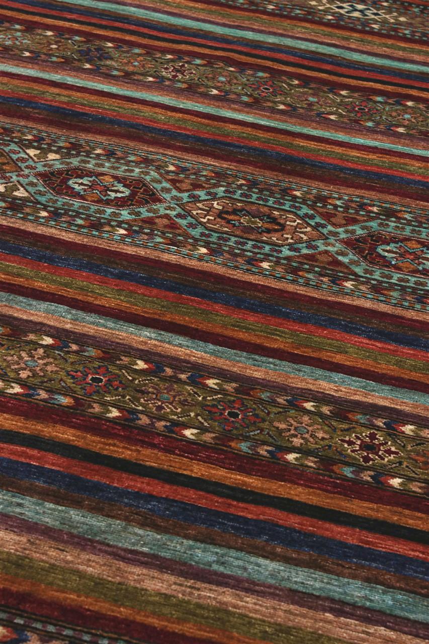 Håndknyttet afghansk tæppe med levende flerfarvede striber og traditionelle geometriske motiver