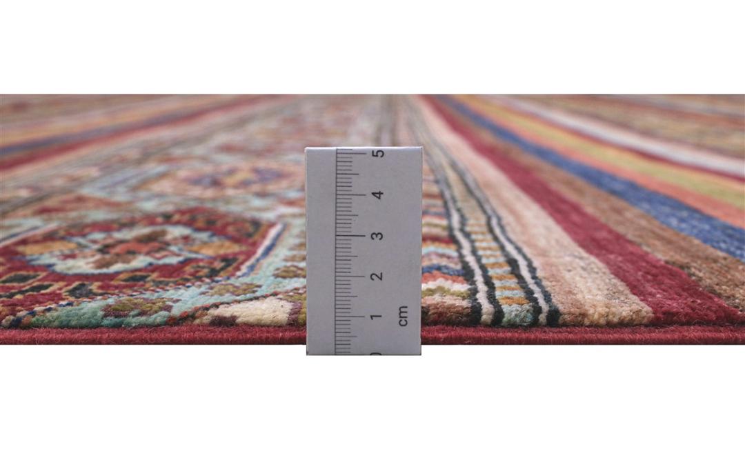 Håndknyttet afghansk tæppe med levende flerfarvede striber og traditionelle geometriske motiver
