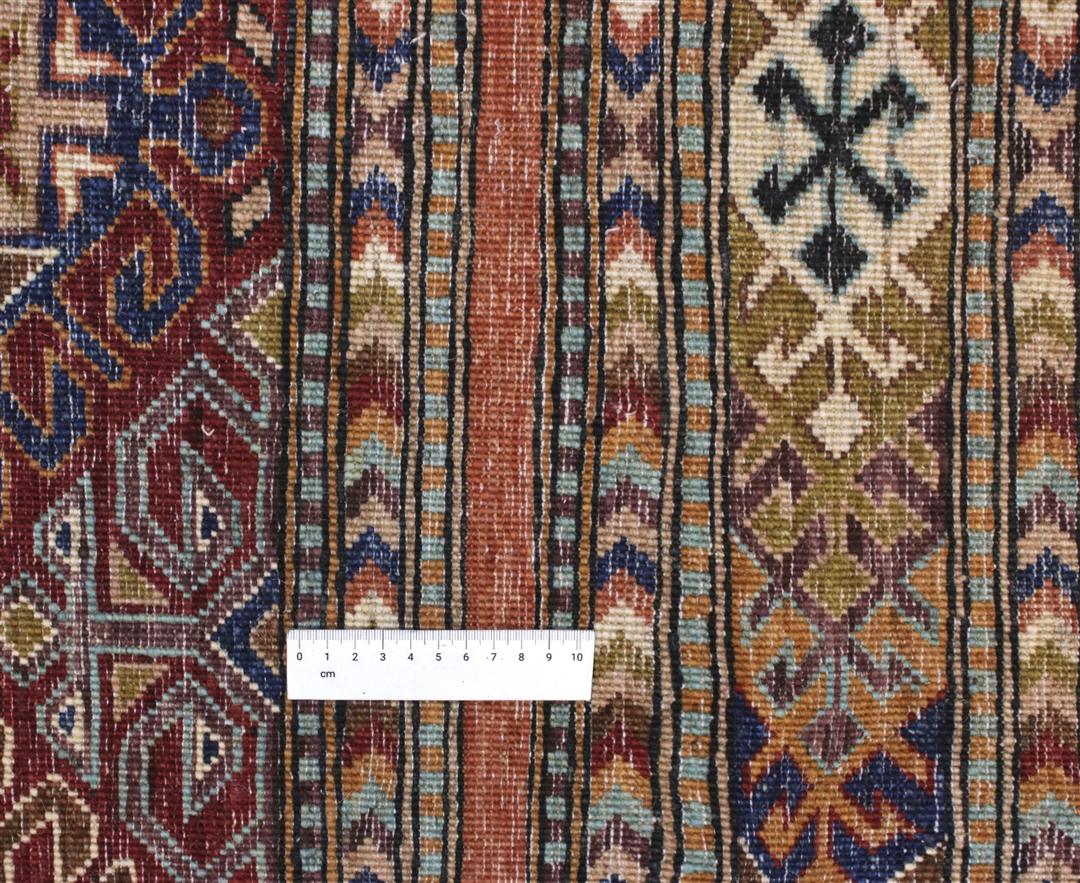 Håndknyttet afghansk tæppe med levende flerfarvede striber og traditionelle geometriske motiver