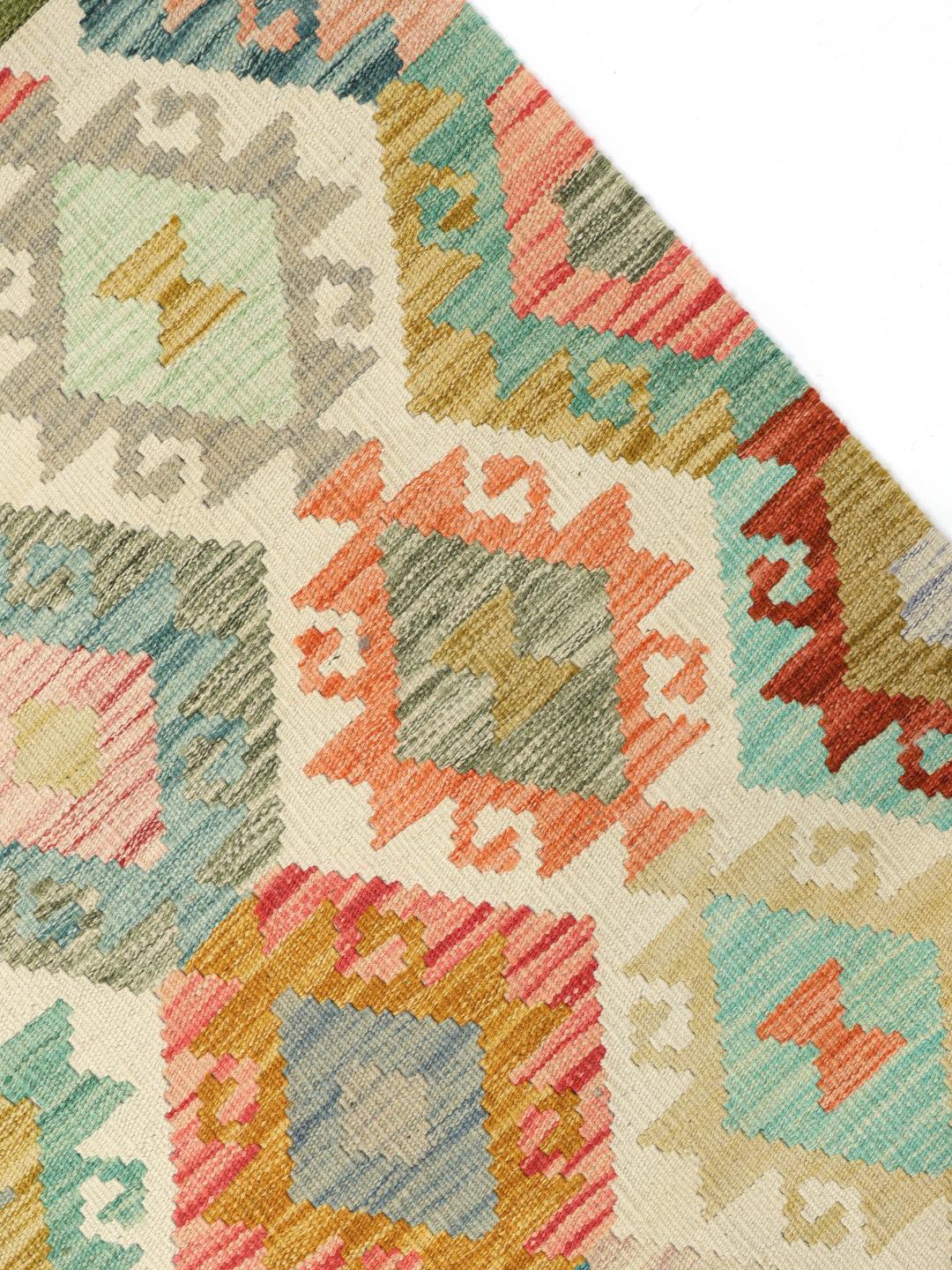 Een groot, rechthoekig, handgeweven Afghaans Kelim-tapijt met een levendig, meerkleurig geometrisch ruitpatroon.