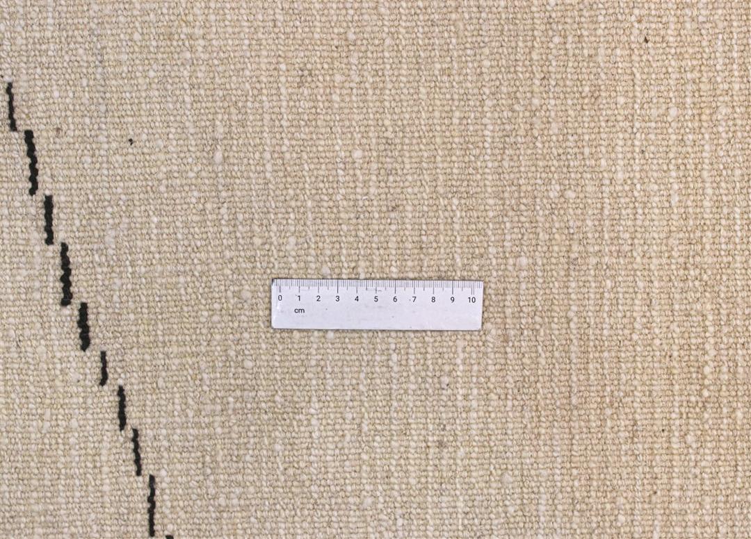 Et håndknyttet tæppe i Berber-stil fra Afghanistan med beige luv af uld og sorte minimalistiske linjer.