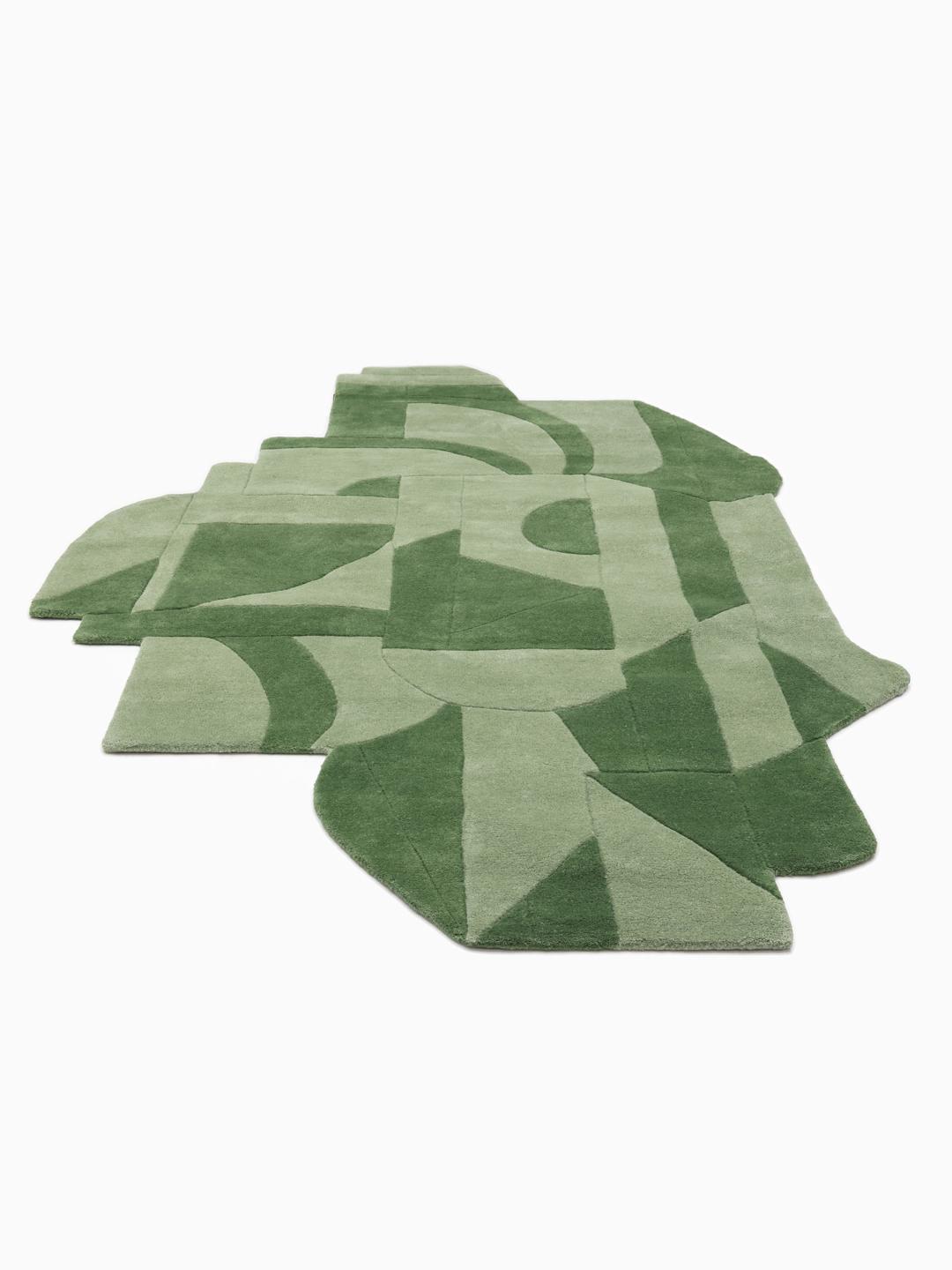 Groen vloerkleed met een onregelmatige vorm