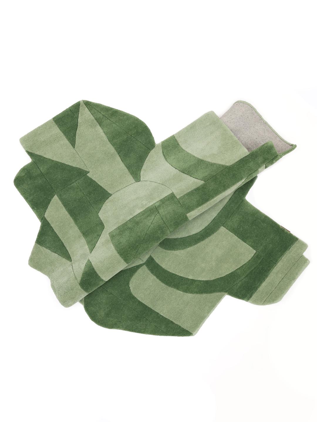 Groen vloerkleed met een onregelmatige vorm