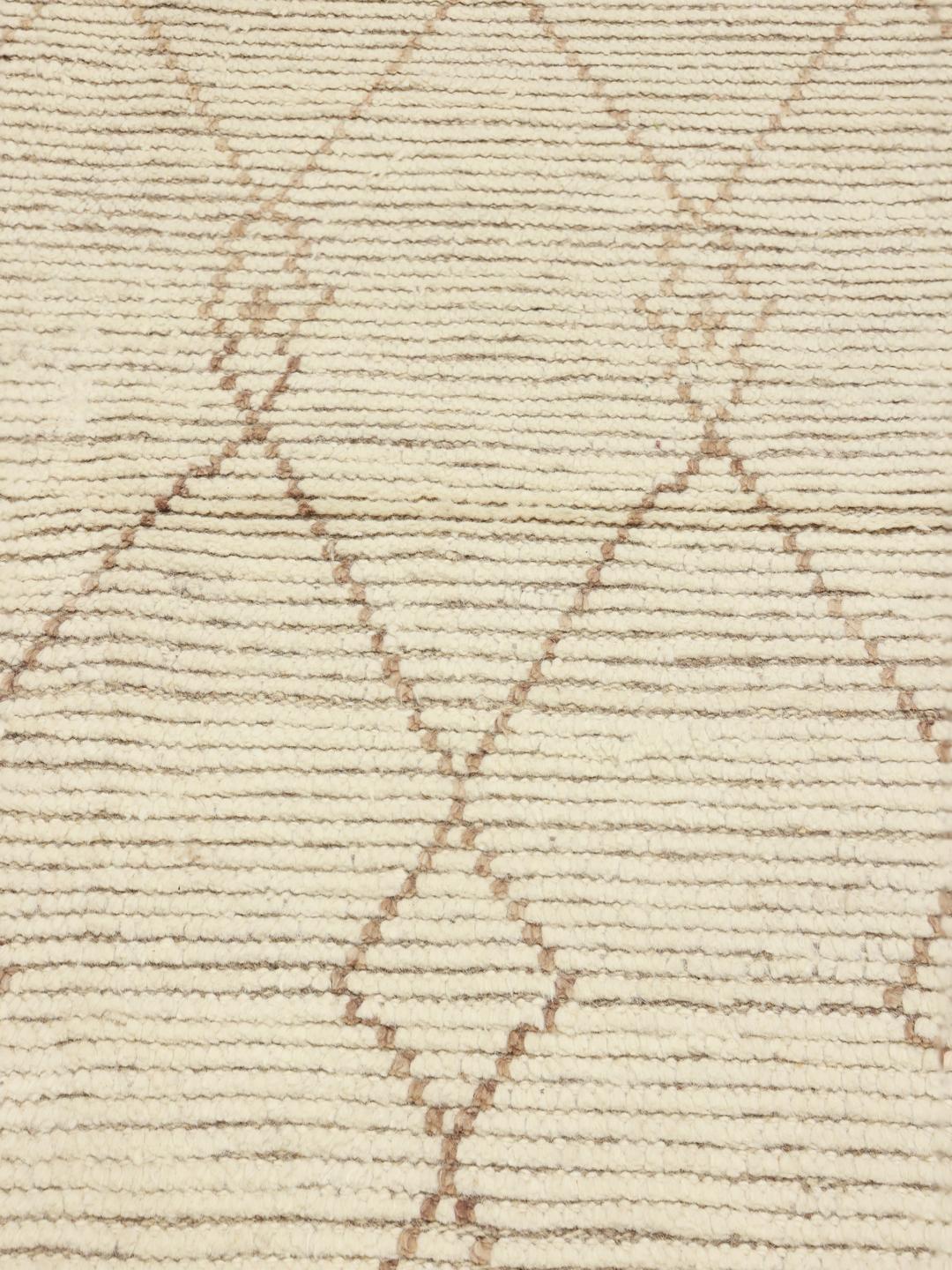 Håndknyttet afghansk tæppe med et geometrisk diamantmønster i beige.