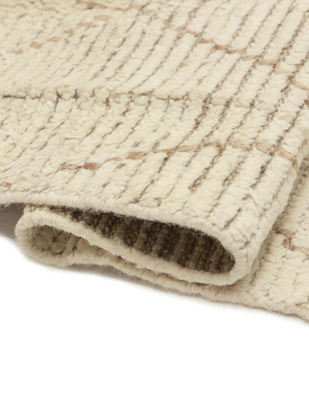 Håndknyttet afghansk tæppe med et geometrisk diamantmønster i beige.