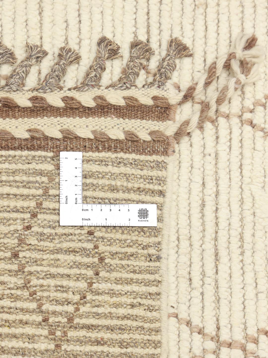 Håndknyttet afghansk tæppe med et geometrisk diamantmønster i beige.
