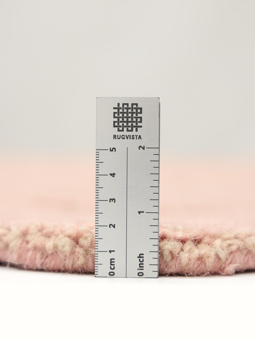 Roze tapijt met een geschulpte rand en getextureerde boord