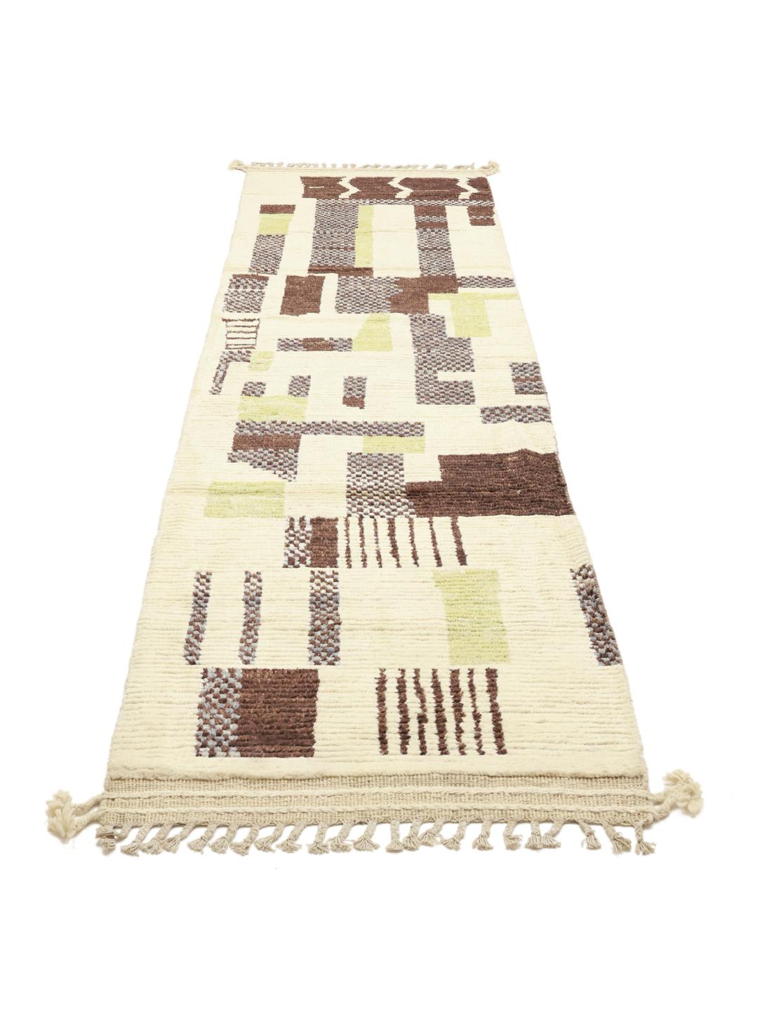 Handgeknoopte loper in Berberstijl uit Afghanistan met een geometrisch beige, bruin en groen patroon