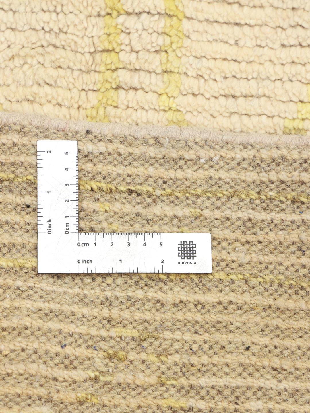 Tapis rond du Moyen-Orient aux tons neutres et motifs organiques