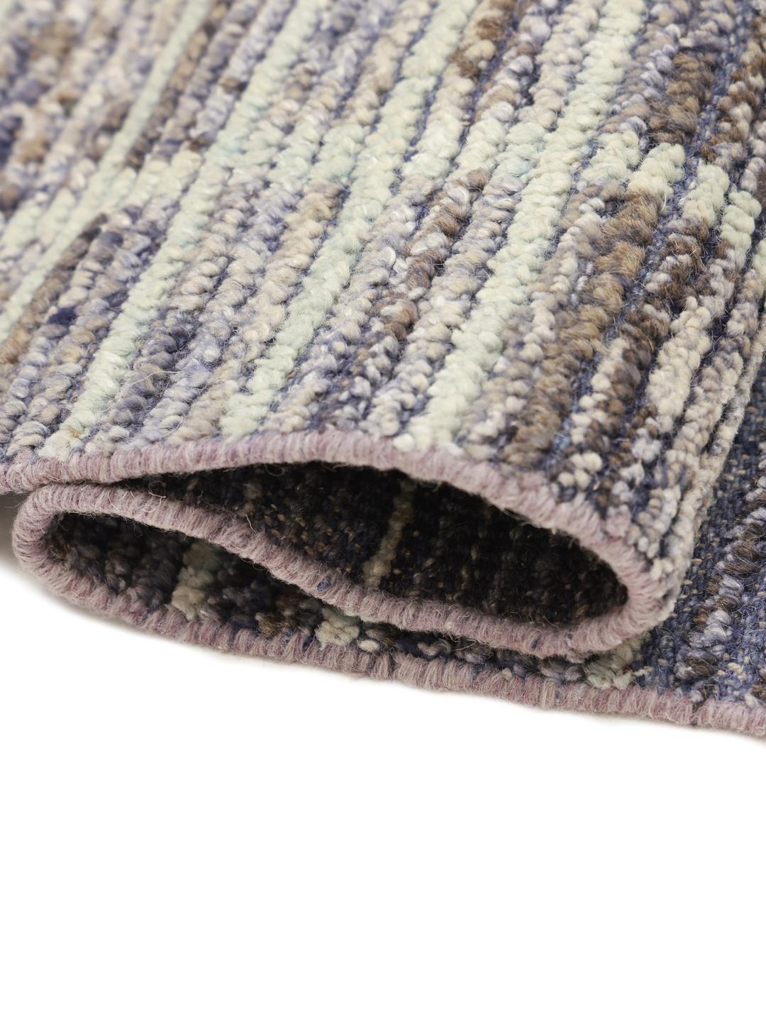 Handgeknoopt Afghaans tapijt met een geometrisch rasterpatroon in grijze en beige tinten.