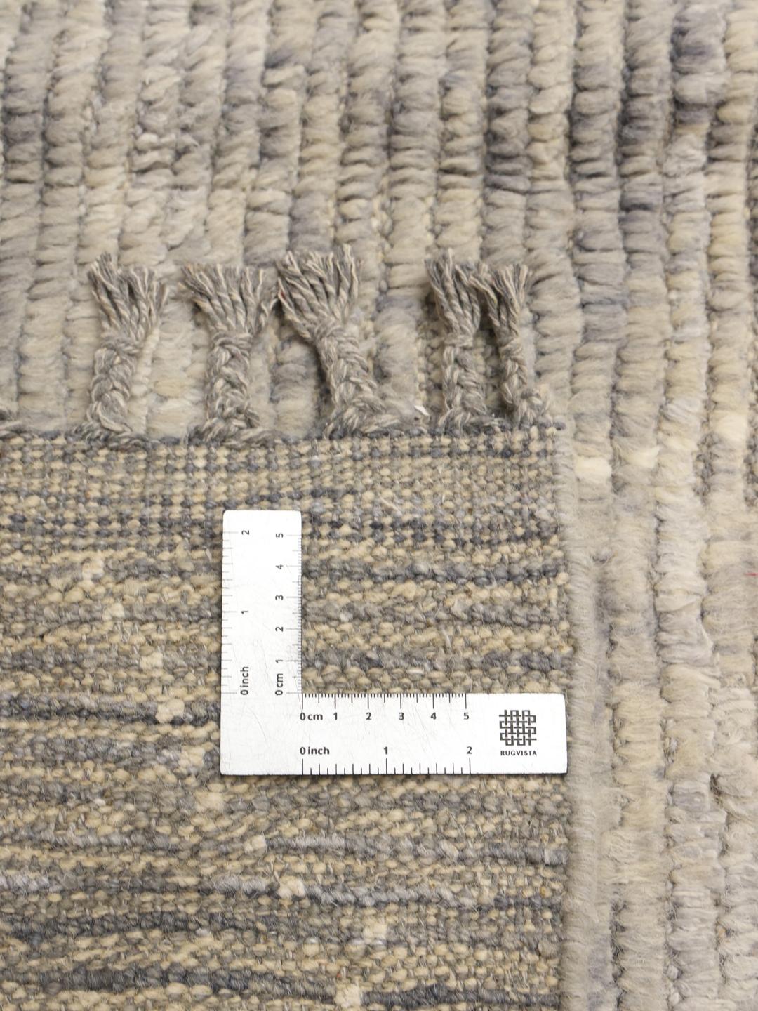Tapis afghan noué à la main avec un motif géométrique en losanges gris clair et beige