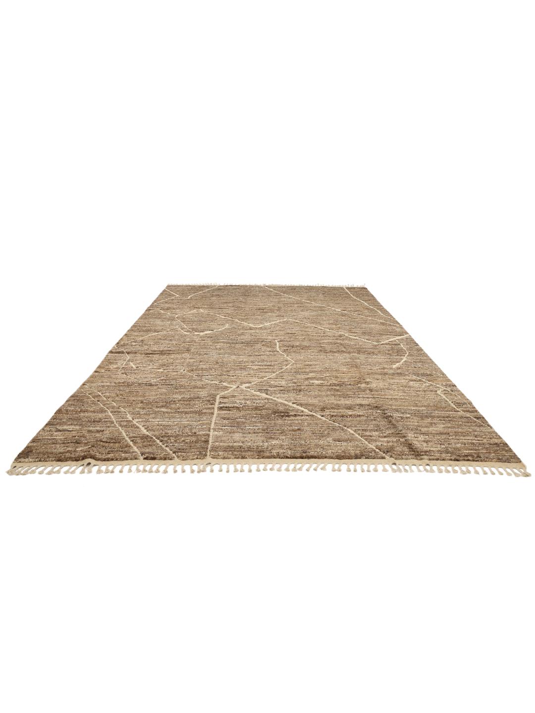 Un tapis afghan noué à la main présentant un motif géométrique dans des tons marron terreux.