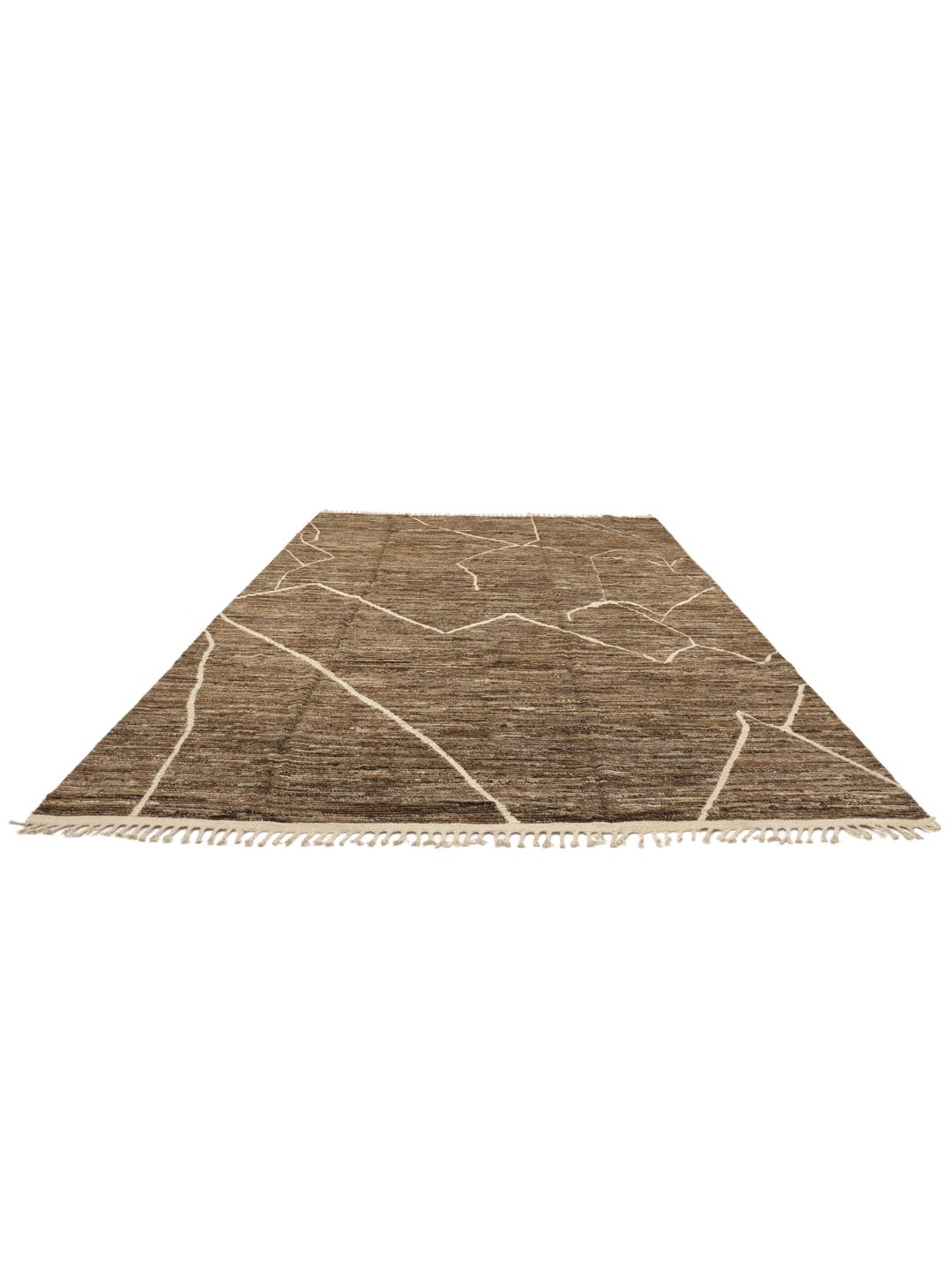 Un tapis afghan noué à la main présentant un motif géométrique dans des tons marron terreux.