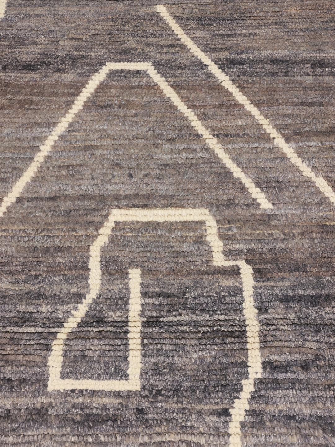 Tapis afghan noué à la main avec des motifs géométriques abstraits en gris et crème