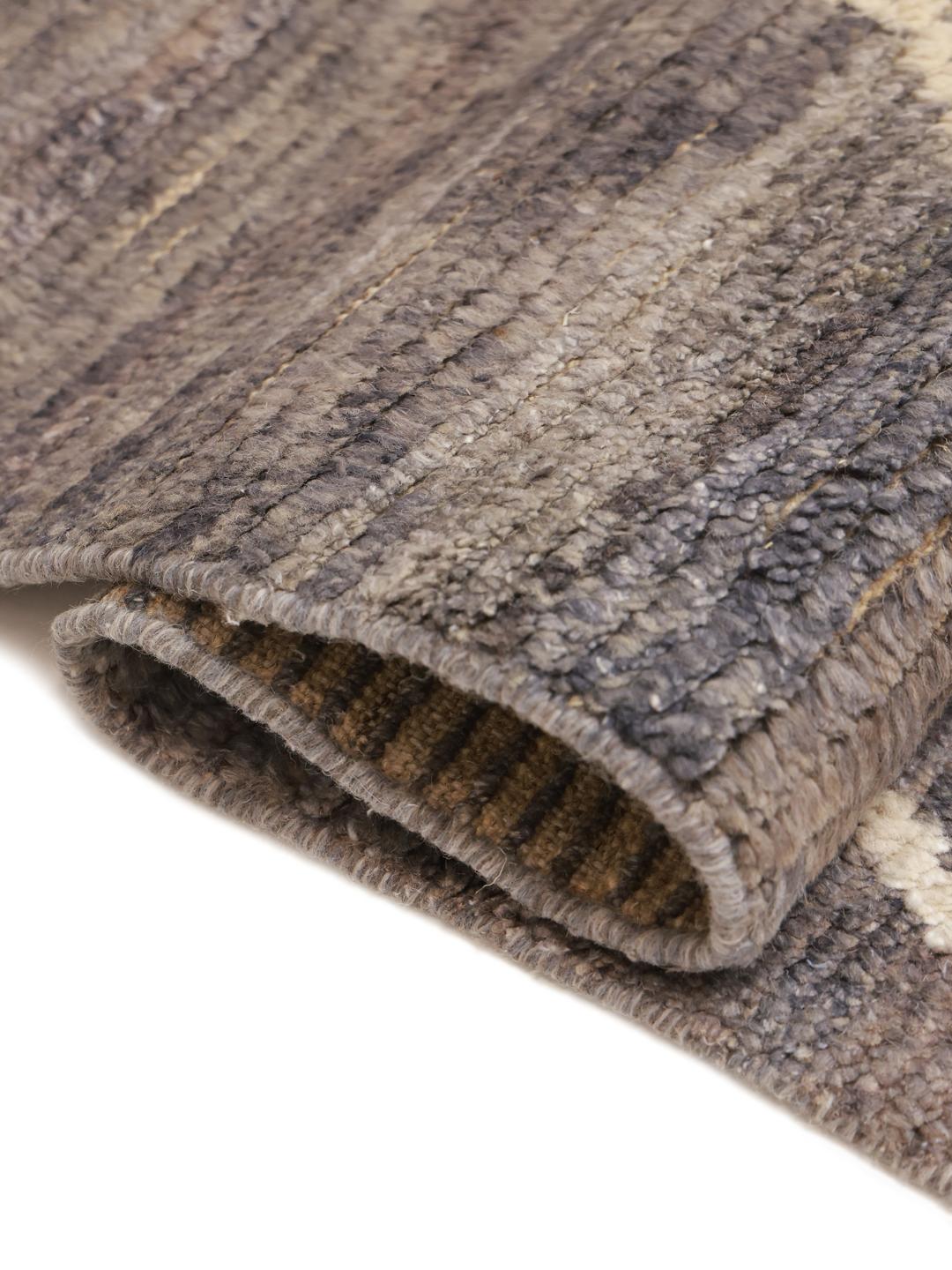 Tapis afghan noué à la main avec des motifs géométriques abstraits en gris et crème