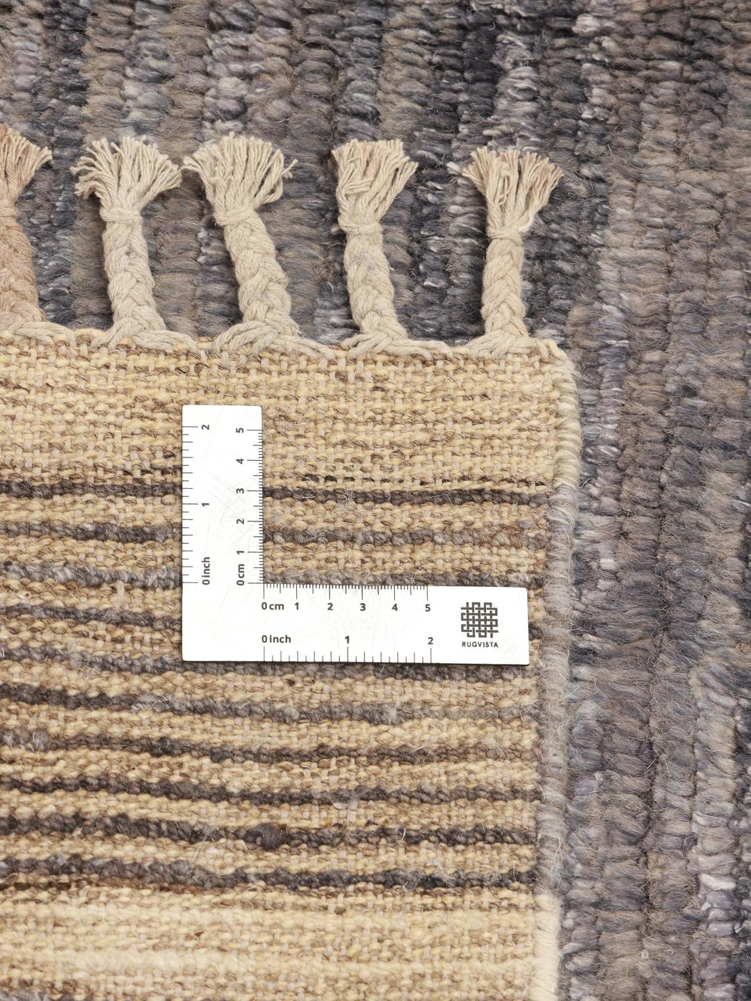 Tapis afghan noué à la main avec des motifs géométriques abstraits en gris et crème