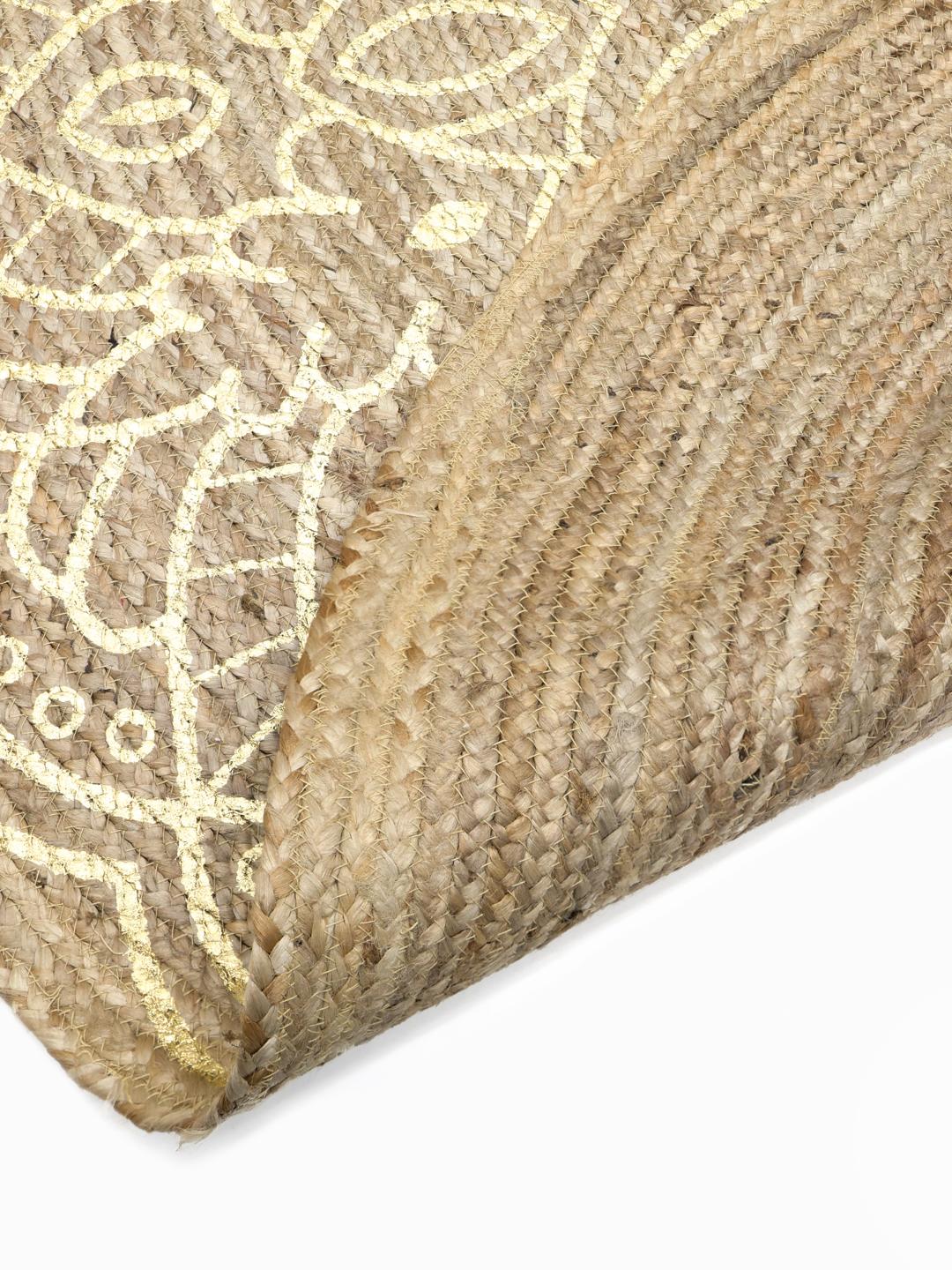 Tapis rond beige et doré avec un motif mandala