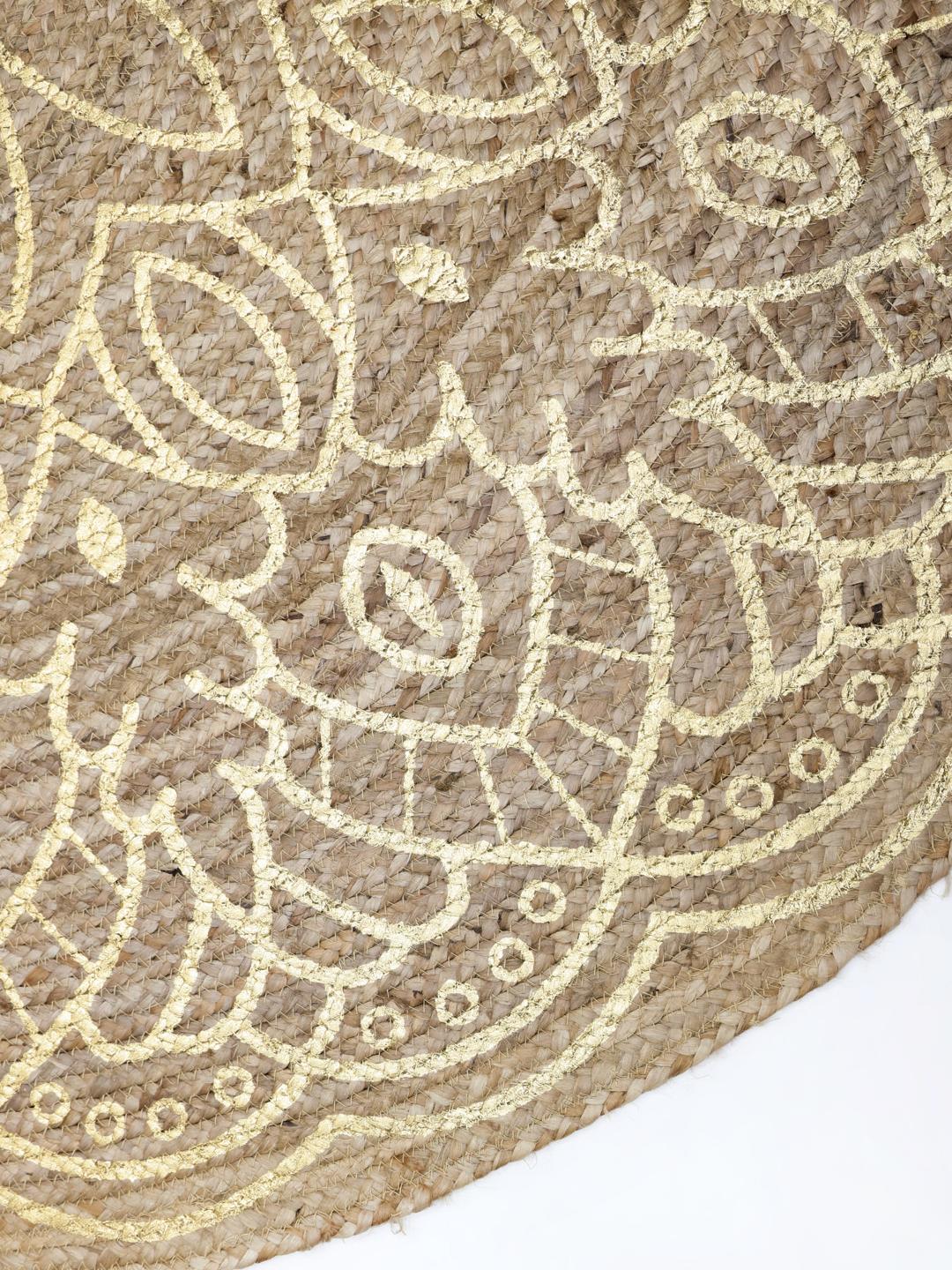 Tapis rond beige et doré avec un motif mandala