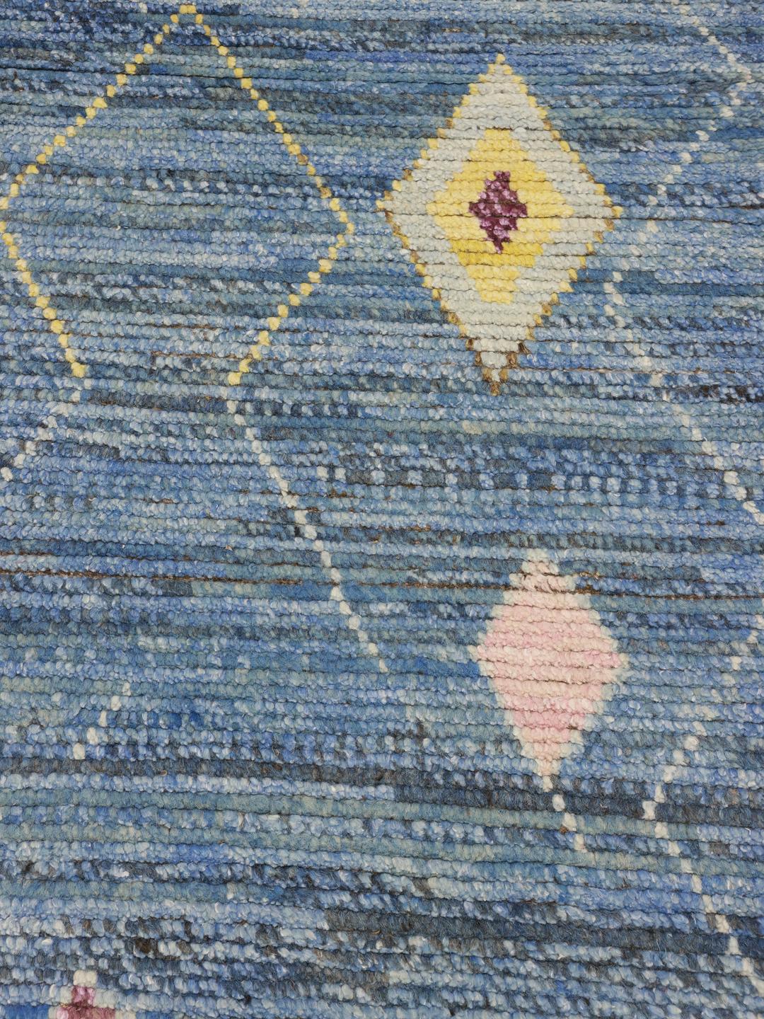 Håndknyttet tæppe i Berber-stil fra Afghanistan med blå baggrund og diamantmønstre