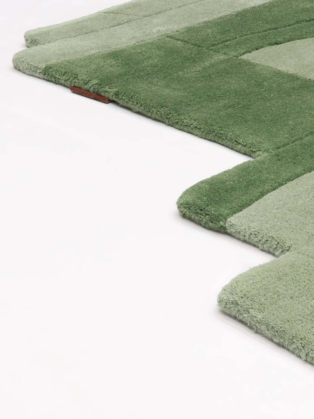 Groen vloerkleed met een onregelmatige vorm