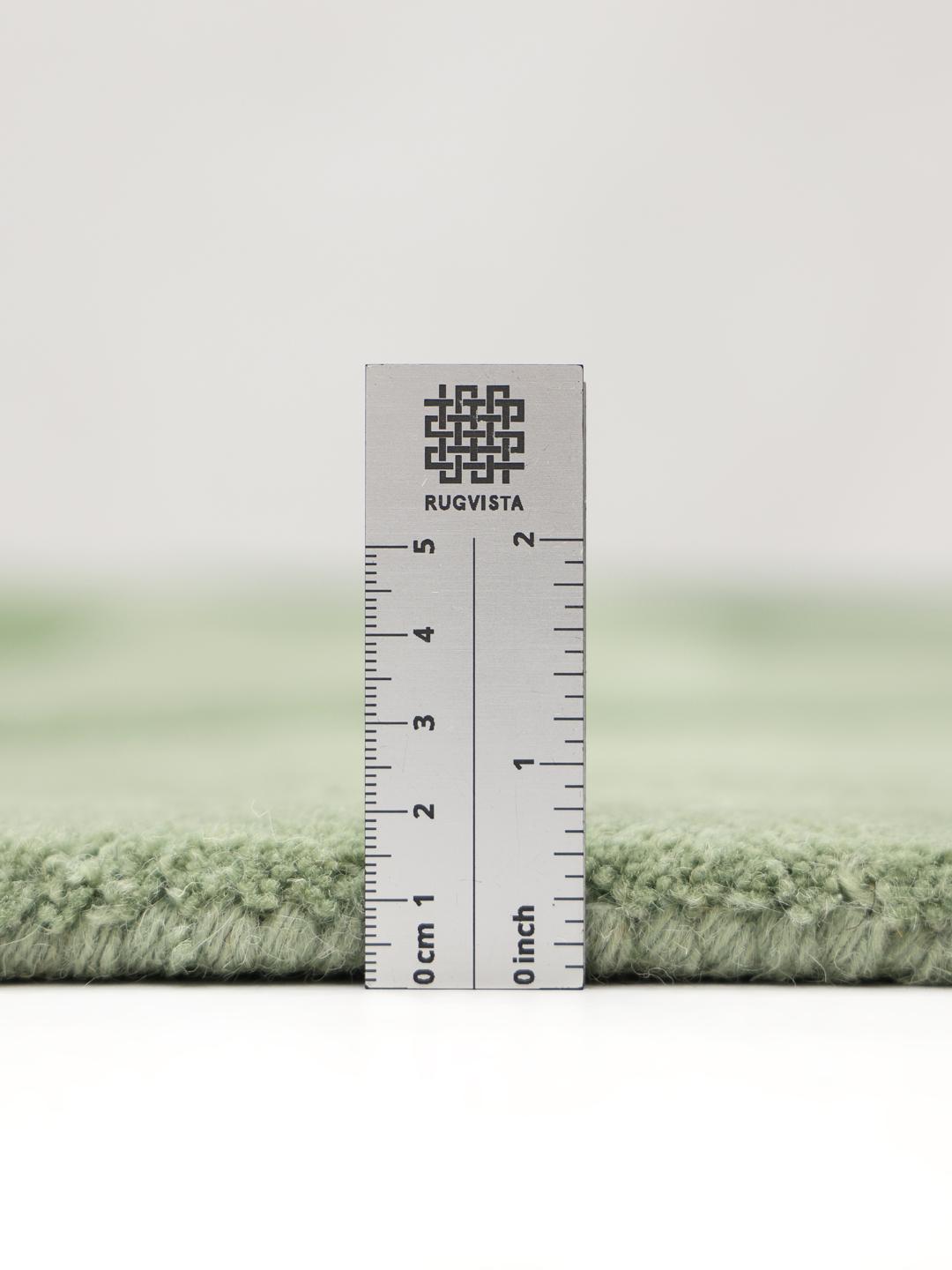 Groen vloerkleed met een onregelmatige vorm