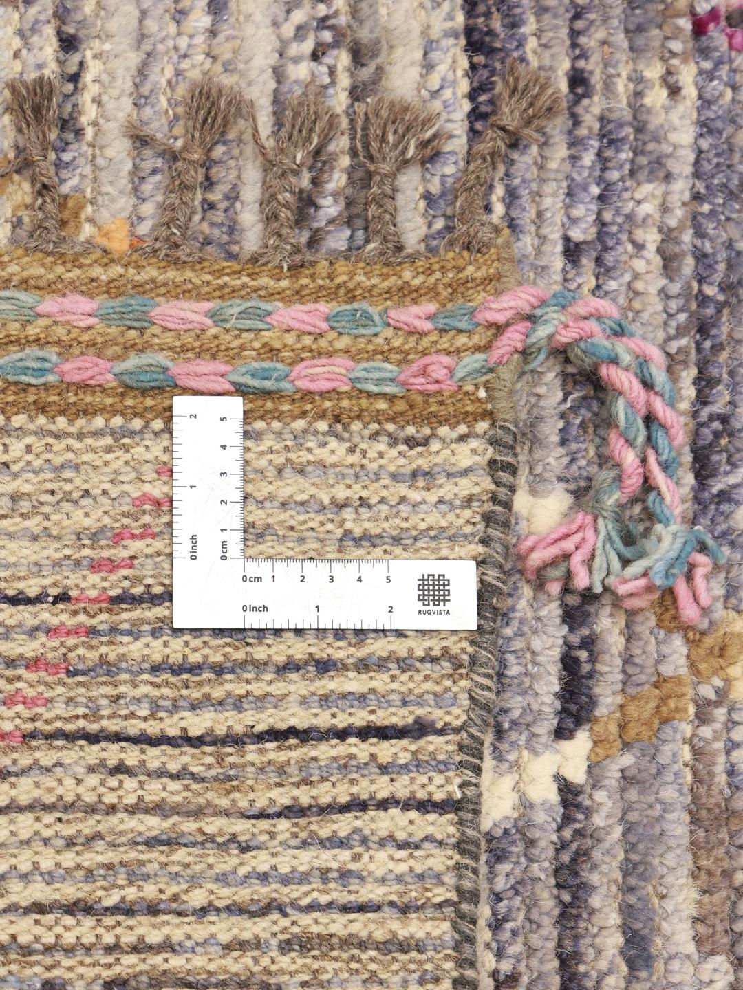Handgeknoopt kleed in Berberstijl uit Afghanistan in grijs met kleurrijke ruitpatronen.