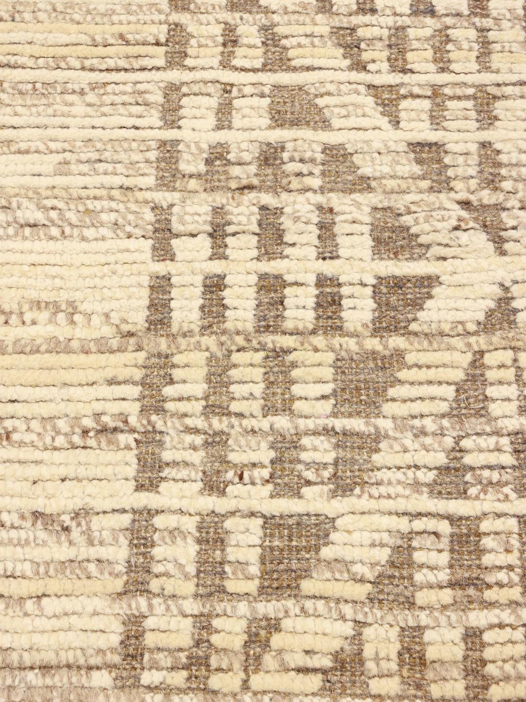 Tapis afghan noué à la main, couleur beige avec un motif décoratif d'inspiration berbère