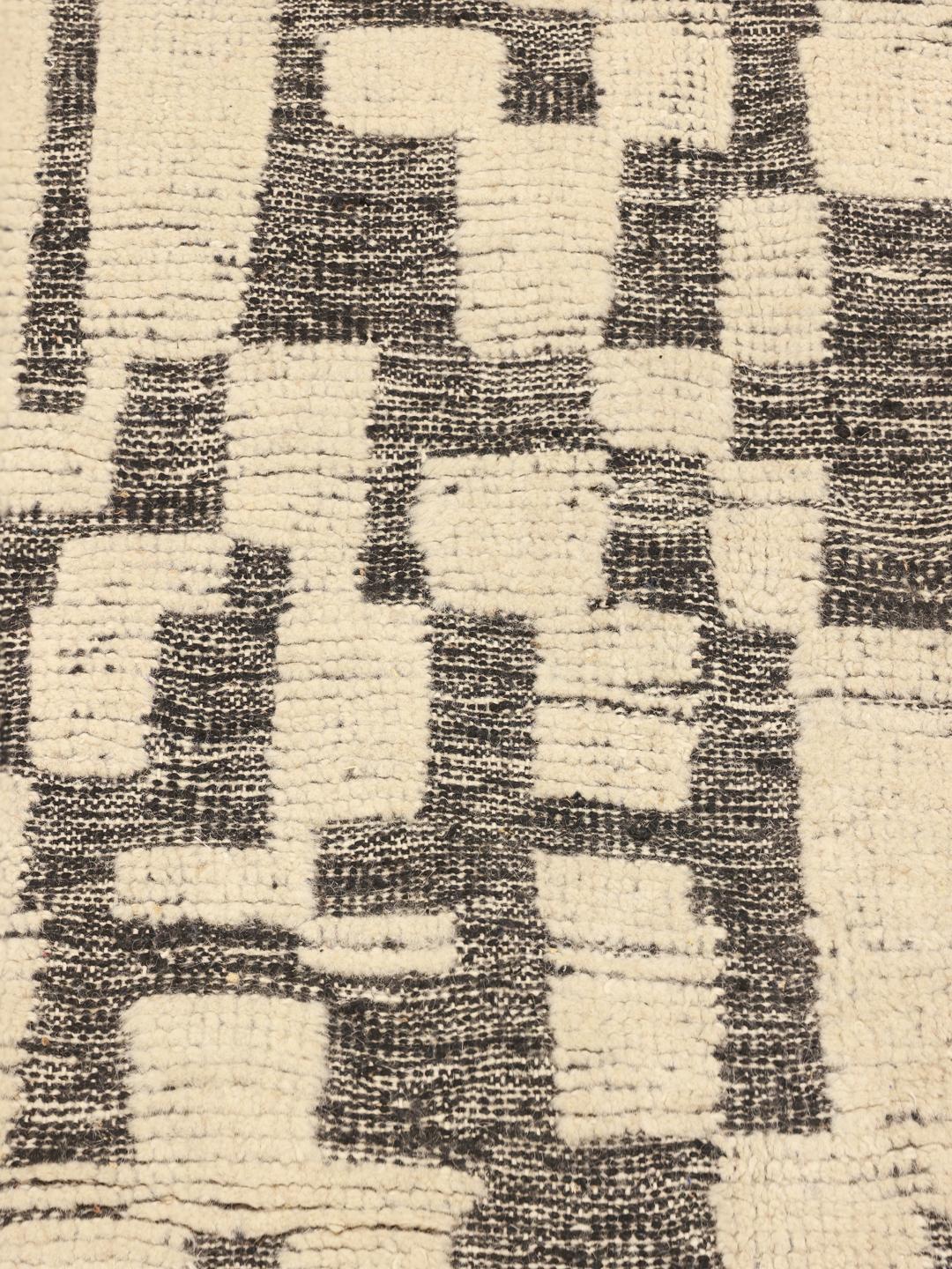 Handgeknoopt tapijt uit het Midden-Oosten met een geometrisch patroon in beige en grijs