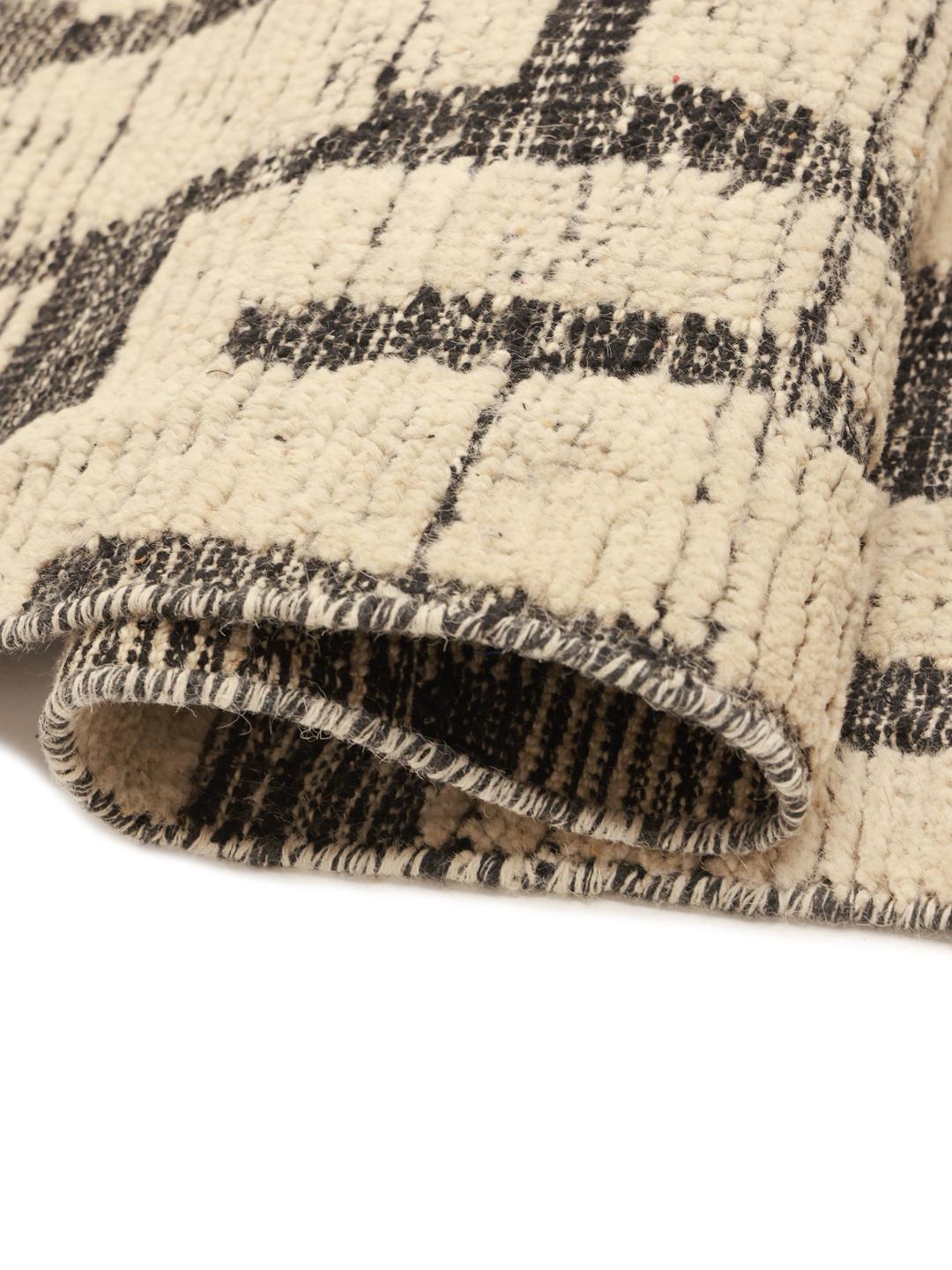 Handgeknoopt tapijt uit het Midden-Oosten met een geometrisch patroon in beige en grijs
