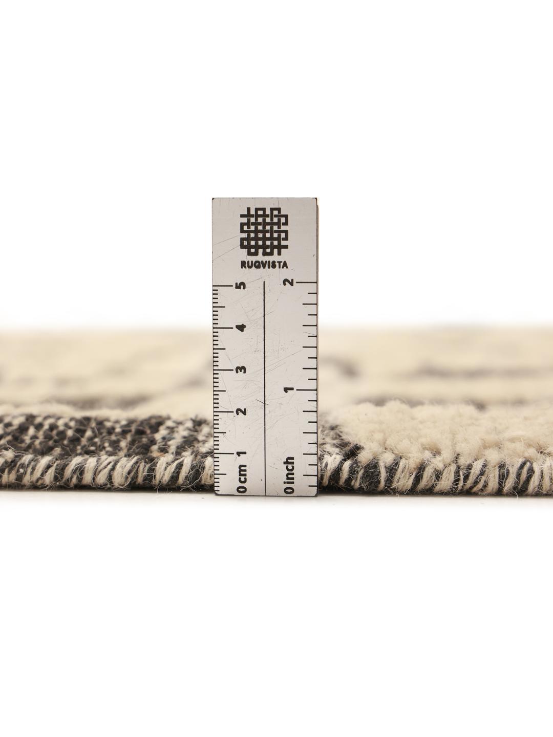Handgeknoopt tapijt uit het Midden-Oosten met een geometrisch patroon in beige en grijs