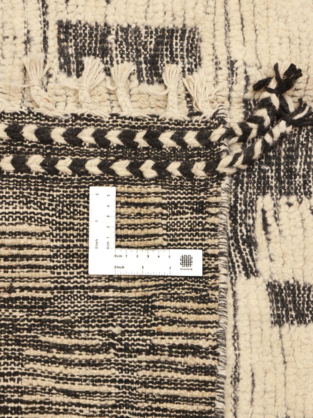 Handgeknoopt tapijt uit het Midden-Oosten met een geometrisch patroon in beige en grijs