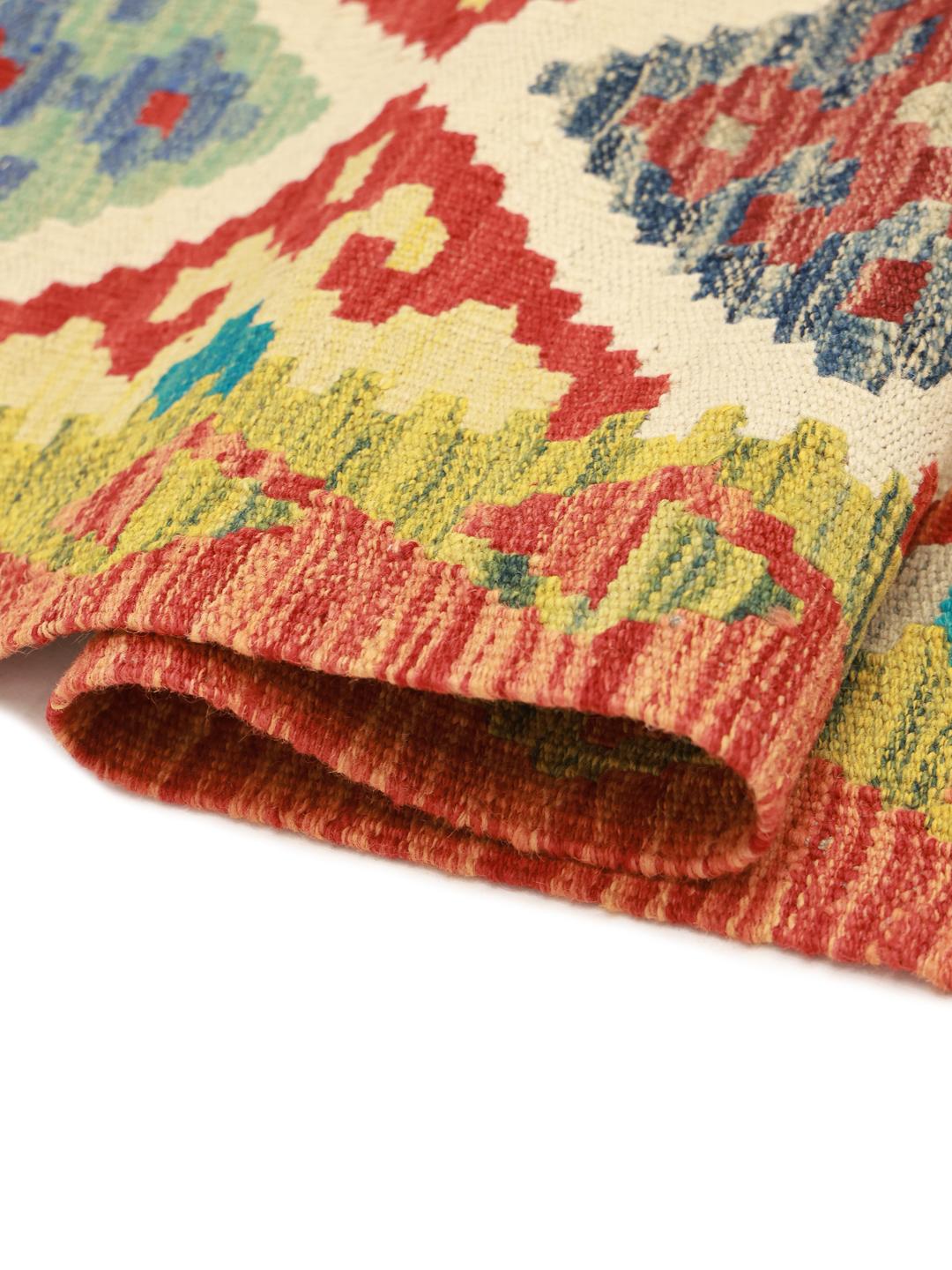 Een levendig, handgeweven Afghan Kelim vloerkleed met een kleurrijk geometrisch ruitpatroon.